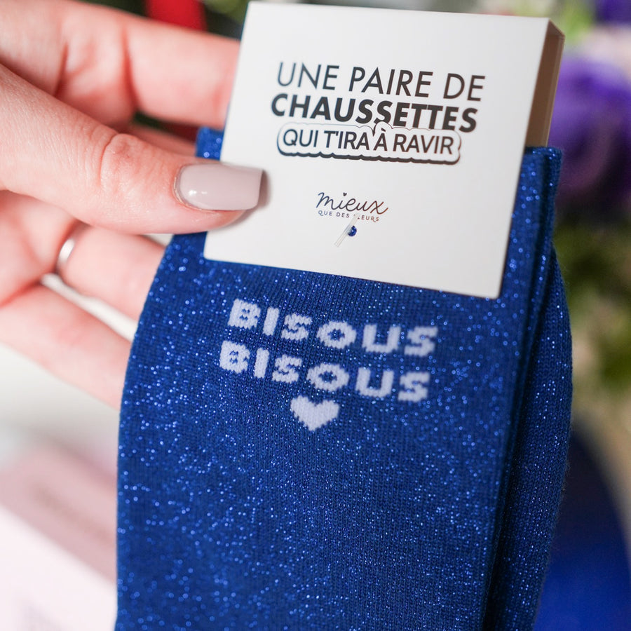 Chaussettes pailletées avec motif bisous sur fond clair.