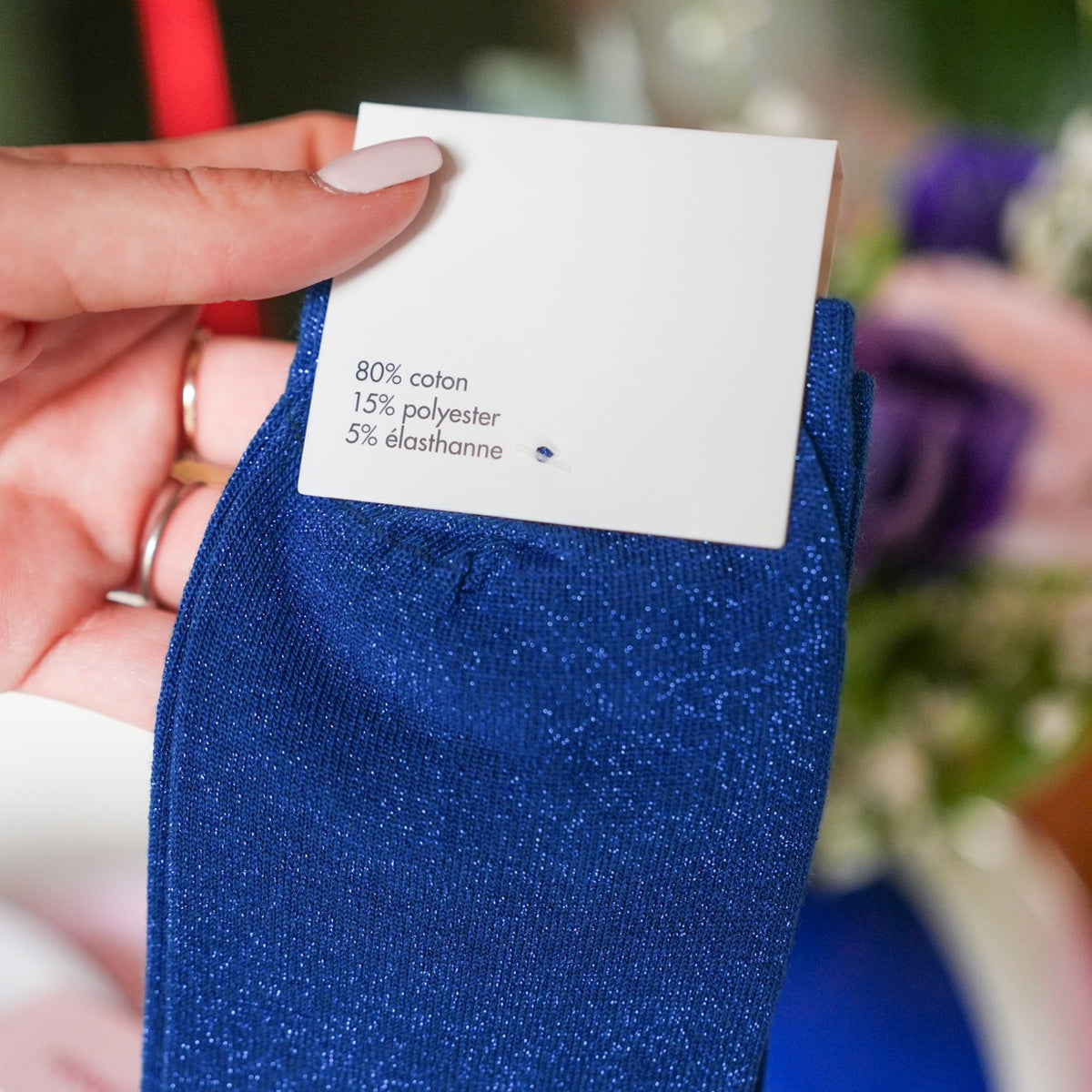 Chaussettes pailletées avec motif bisous sur fond clair.