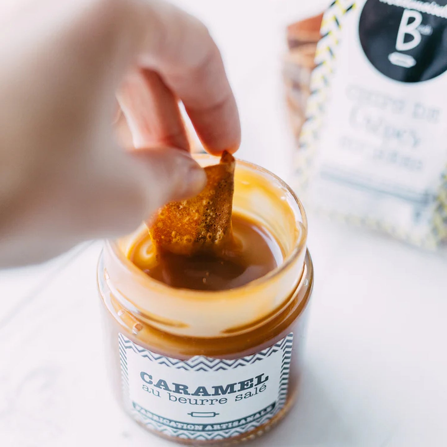 Pot de caramel au beurre salé avec texture lisse et brillante