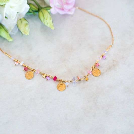 Collier charms Lila avec perles colorées et breloques dorées