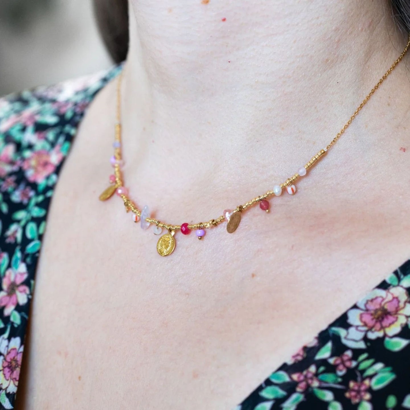 Collier charms Lila avec breloques dorées et perles colorées