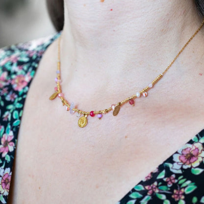 Collier charms Lila avec breloques dorées et perles colorées