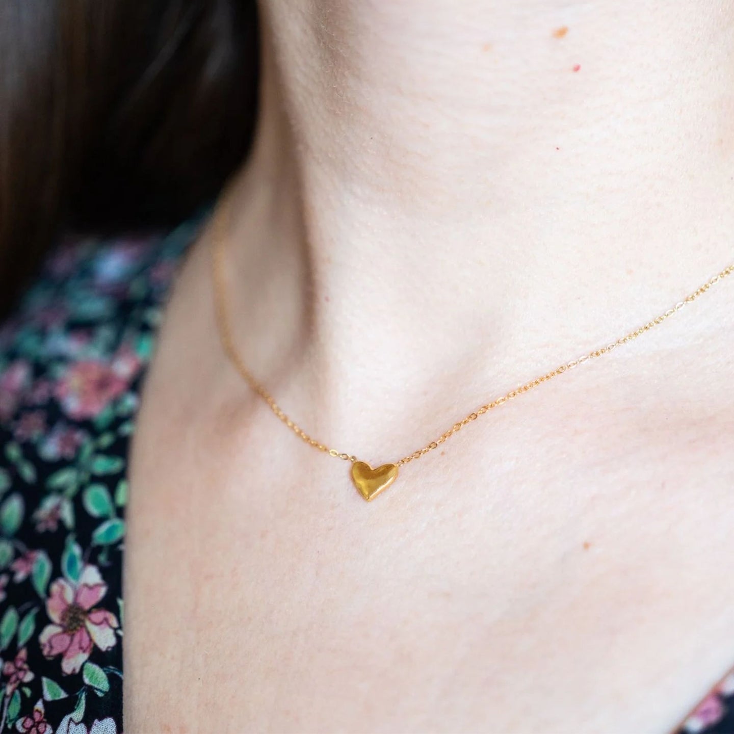 Collier en acier inoxydable avec un petit cœur doré délicat