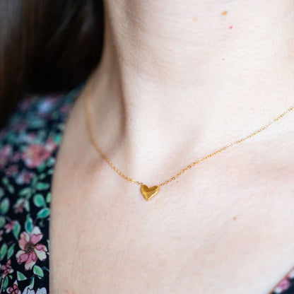 Collier en acier inoxydable avec un petit cœur doré délicat