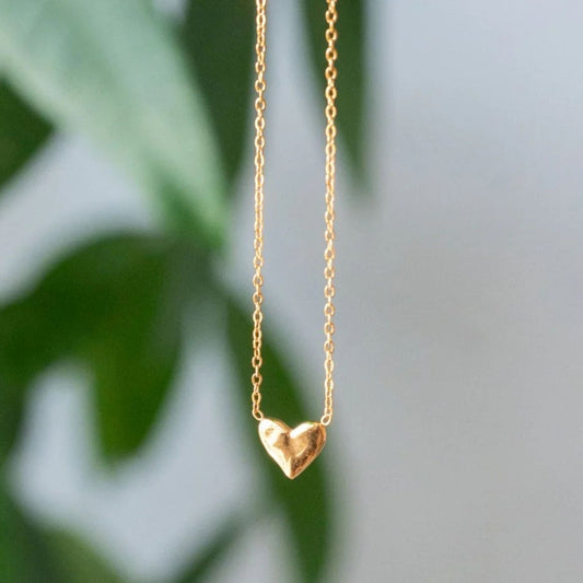 Collier en acier inoxydable avec petit cœur doré, vue rapprochée
