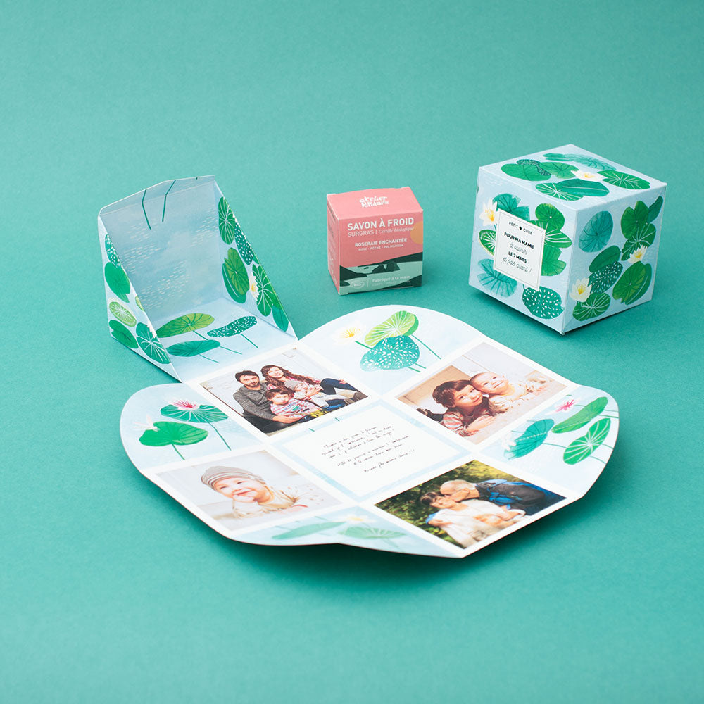 Cube cadeau avec motif géométrique sur chaque face.