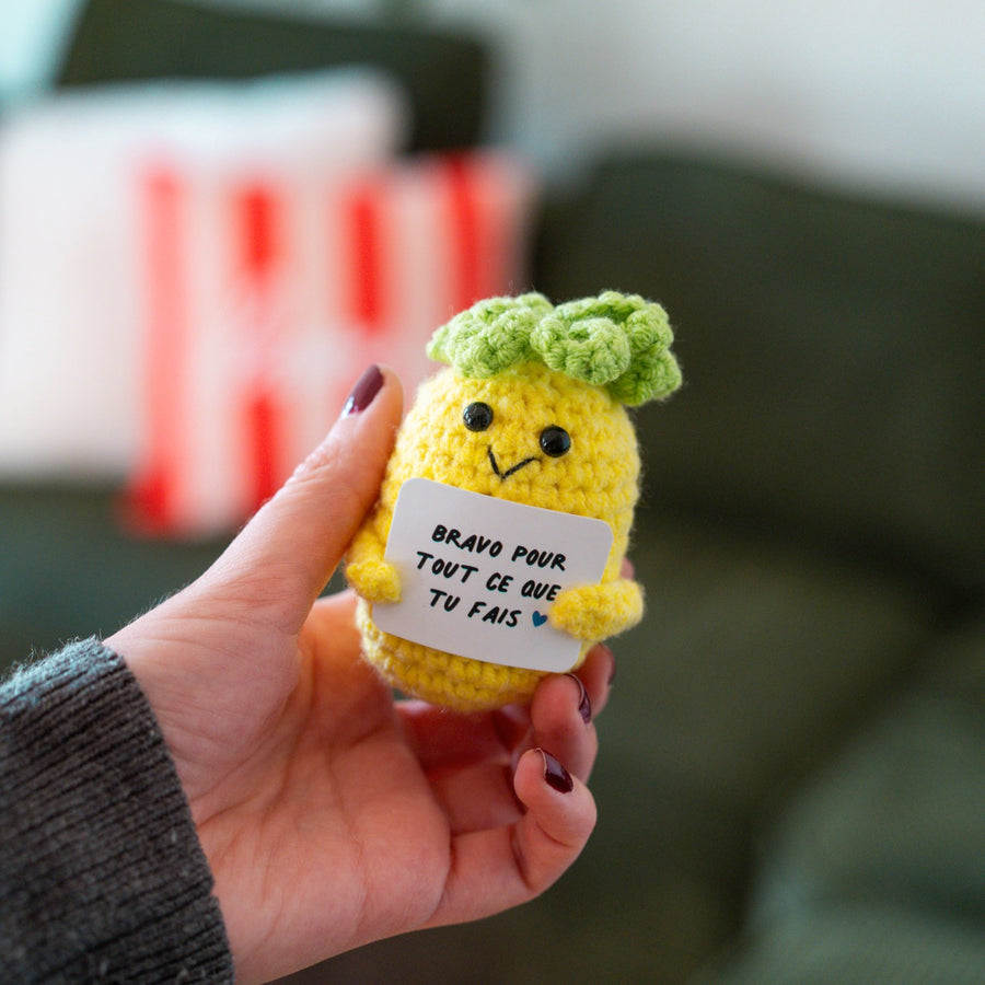 Peluche épi de maïs avec message brodé en gros plan