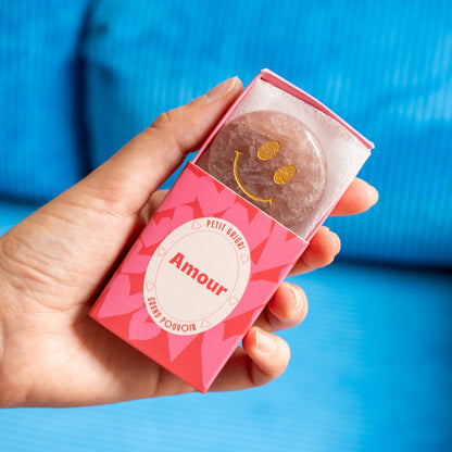 Grigri en Quartz rouge avec message positif sur fond neutre