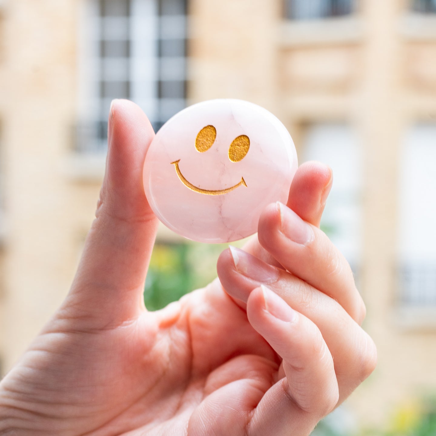 Grigri chance en quartz rose avec sourire et écrin fleuri