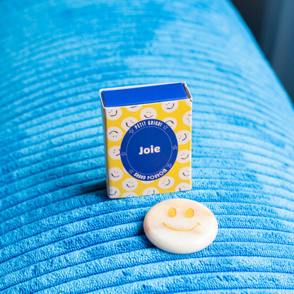 Mini grigri souriant en jade jaune, vue de face