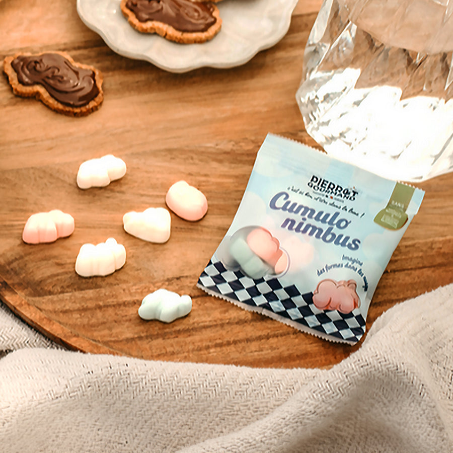 Trois sachets de guimauves en forme de nuage, vue de face.