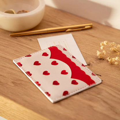 Porte carte Petit Coeur avec motifs de cœurs rouges en gros plan