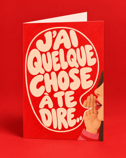 Carte rouge ouverte « J’ai quelque chose à te dire », illustrée d’un secret chuc
