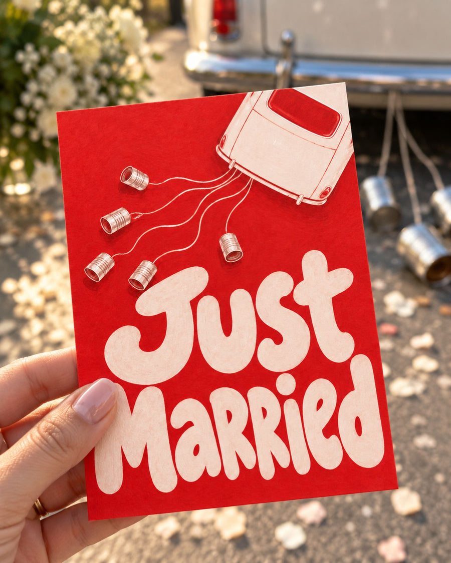 Carte rouge « Just Married » illustrée d’une voiture et de boîtes de conserve