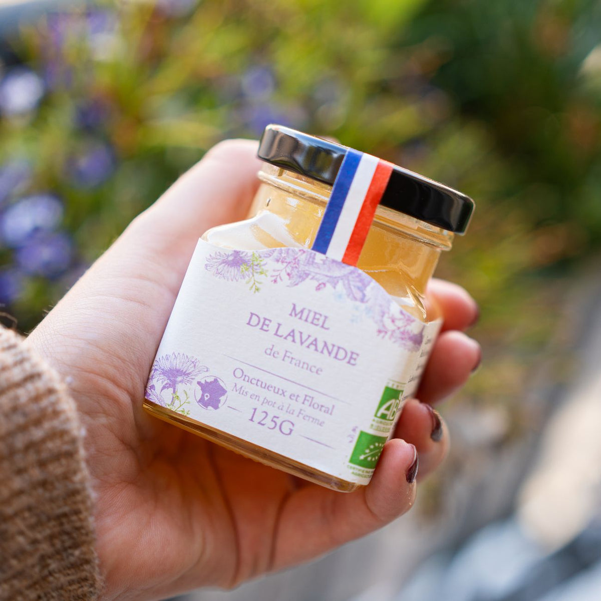 Miel de lavande en pot, texture dorée et onctueuse.