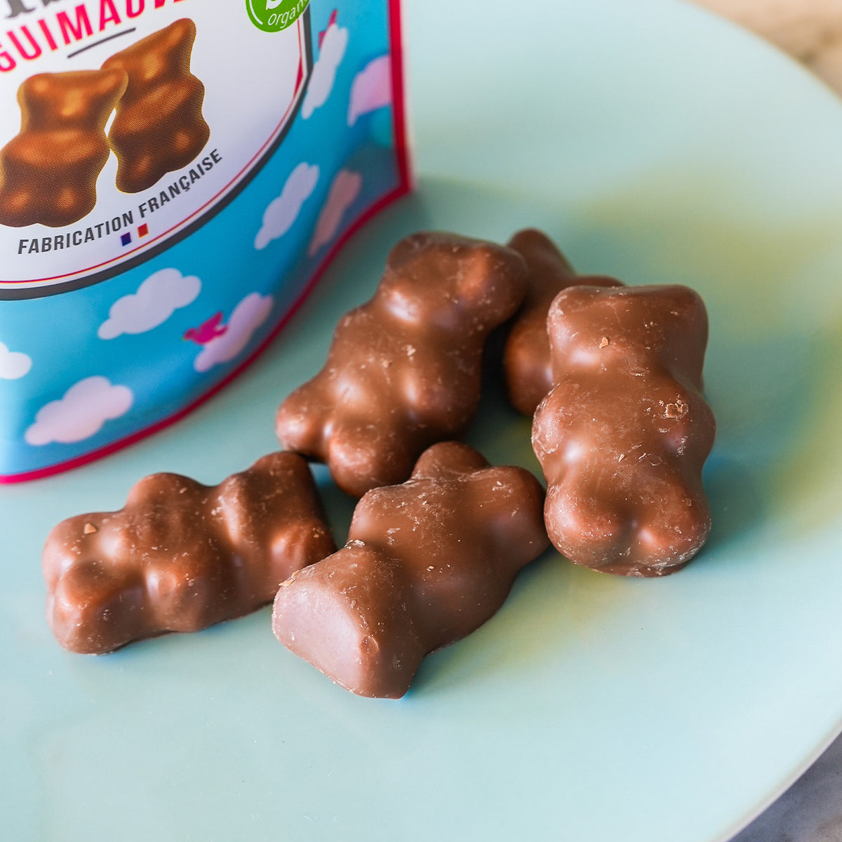 Oursons guimauve enrobés de chocolat sur fond clair