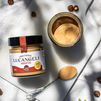 Pâte à tartiner noisette en pot avec texture crémeuse