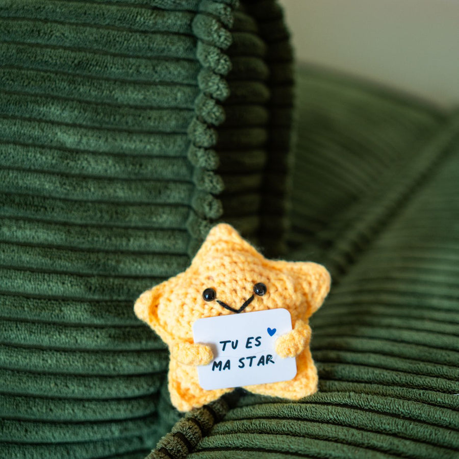 Étoile en crochet avec pancarte 'tu es ma star' en gros plan.