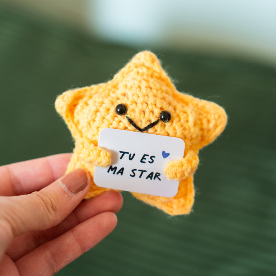 Étoile en crochet avec pancarte 'tu es ma star' en gros plan.