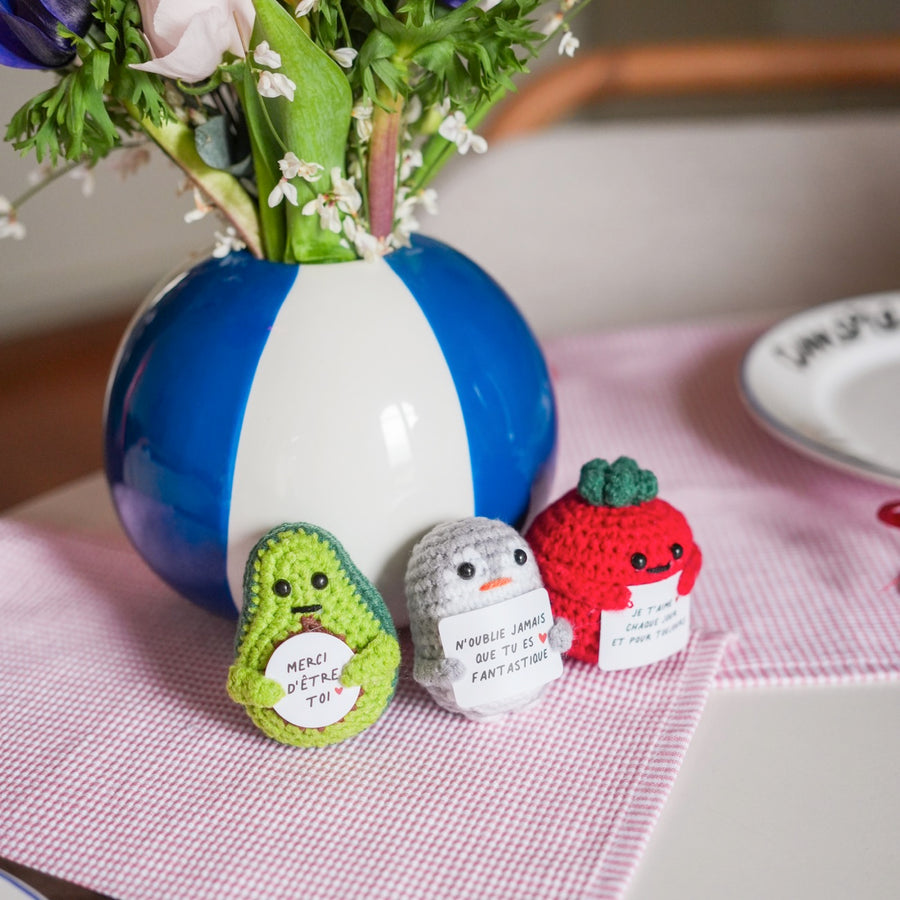 Peluche tomate en crochet avec message d'amour en gros plan.