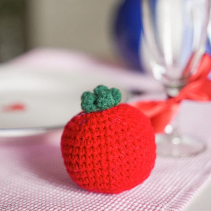 Peluche tomate en crochet avec message d'amour en gros plan.