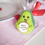 Peluche avocat en crochet avec message brodé sur le ventre.