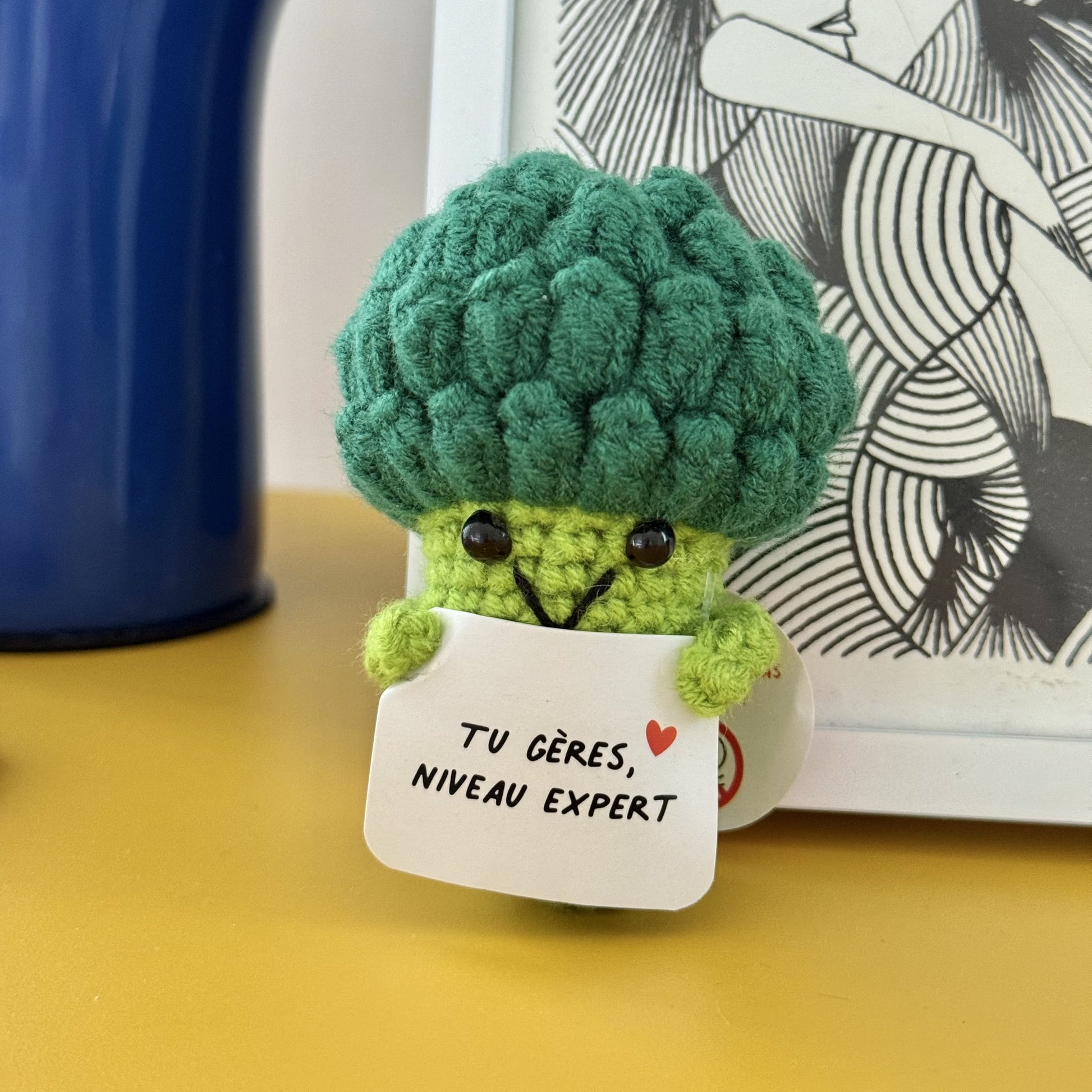 Brocoli avec message humoristique sur fond neutre