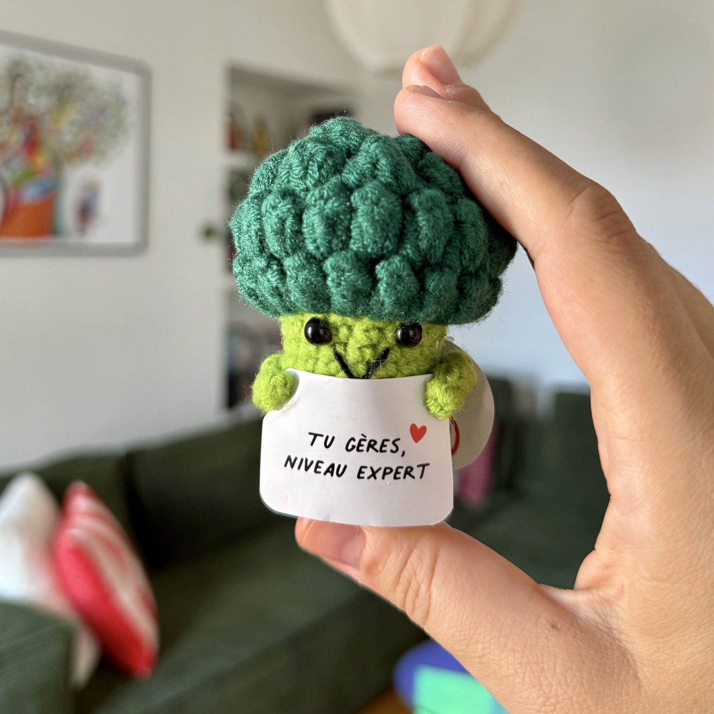Brocoli avec message humoristique sur fond neutre.