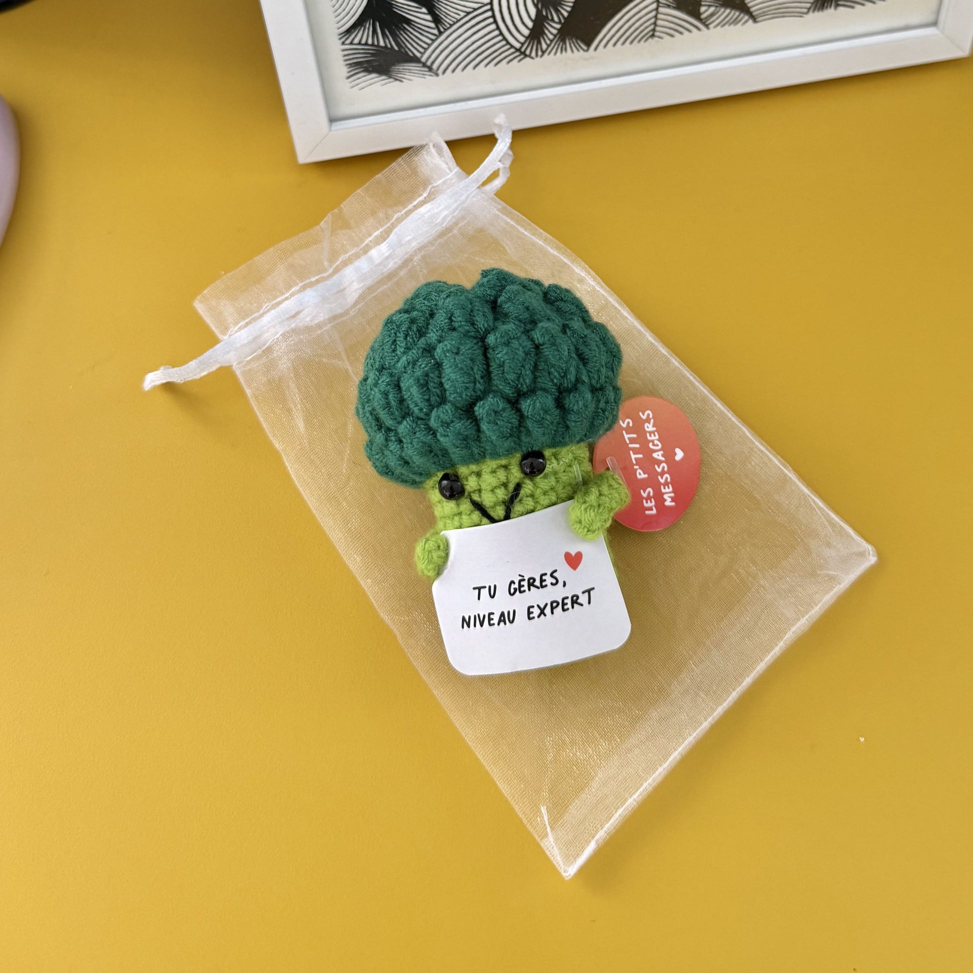 Brocoli avec message humoristique sur fond neutre