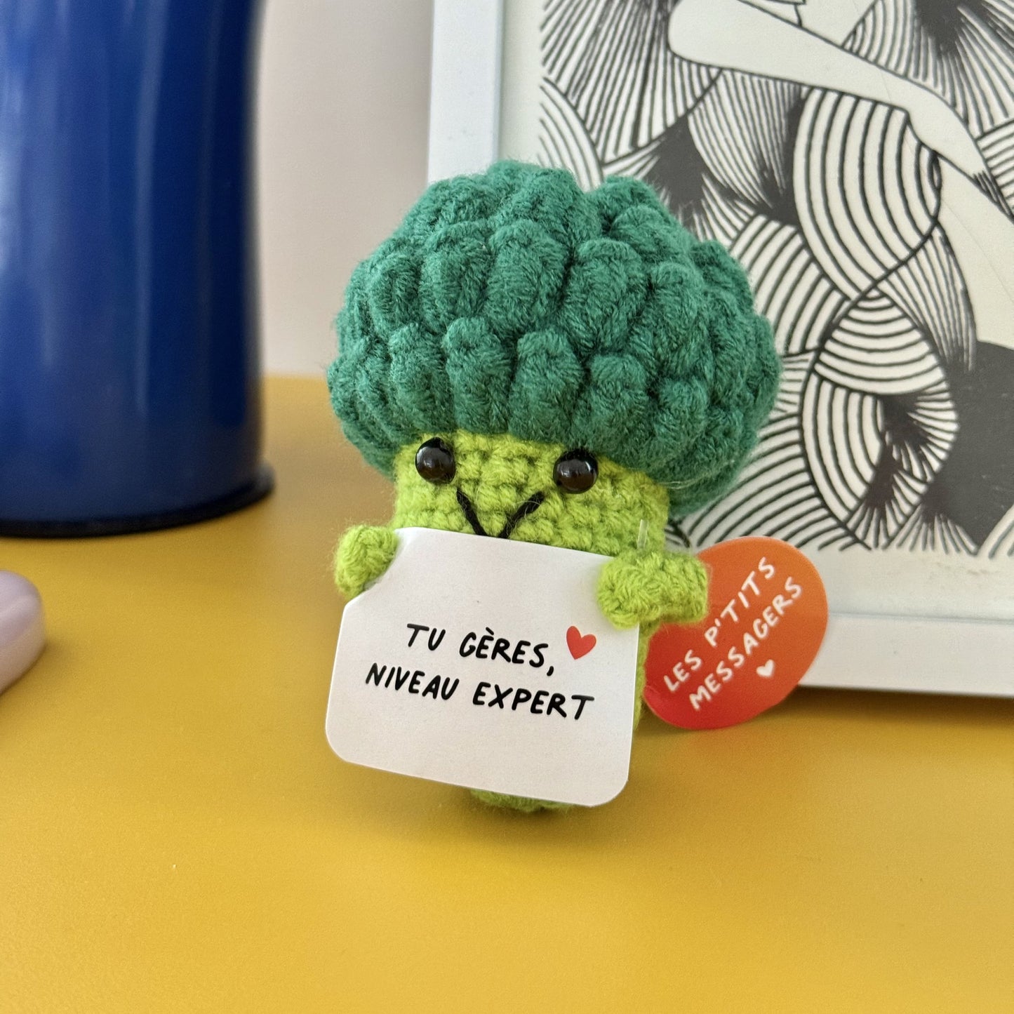 Brocoli avec message humoristique sur fond neutre.
