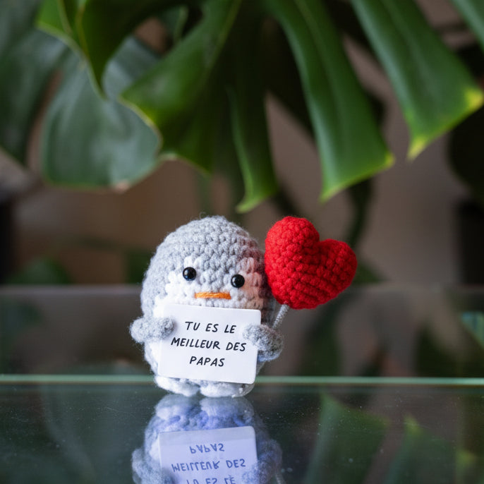 Pingouin mignon tenant un cœur et une pancarte avec un message