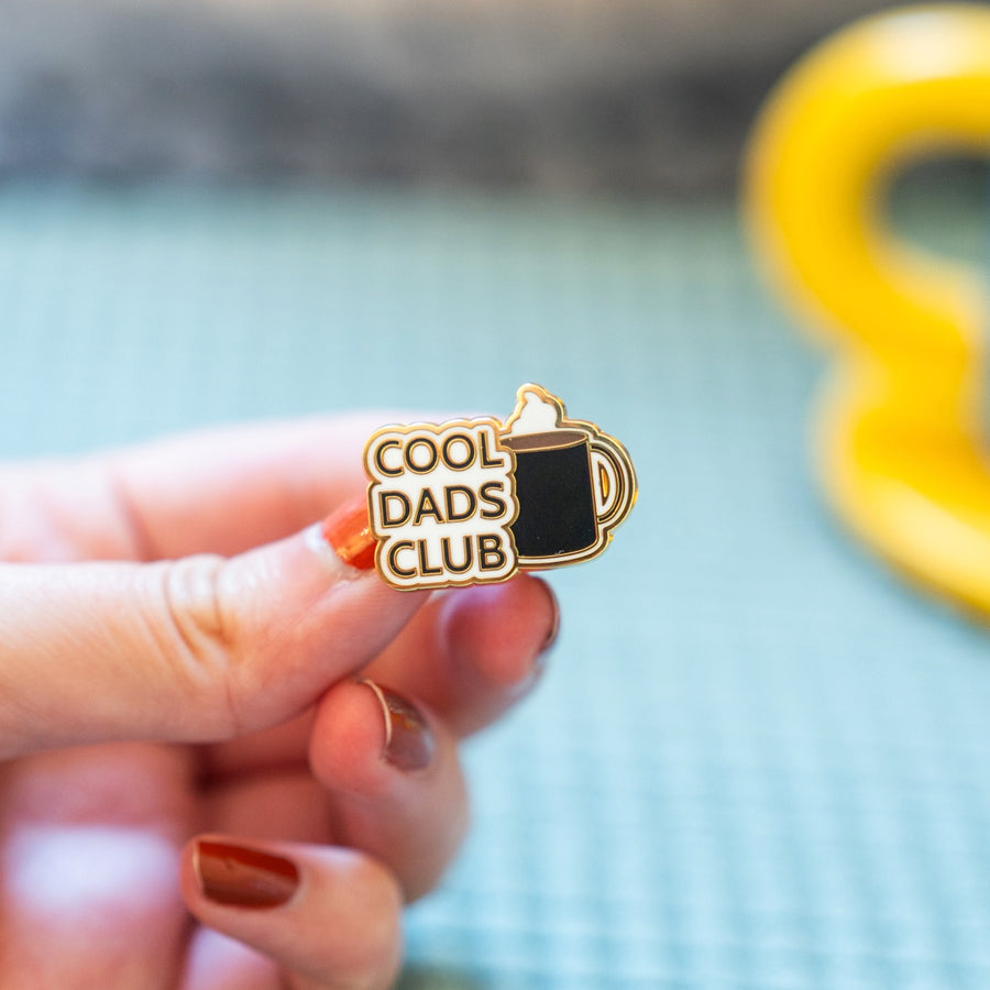 Pin's Cool Dads Club avec tasse de café en gros plan
