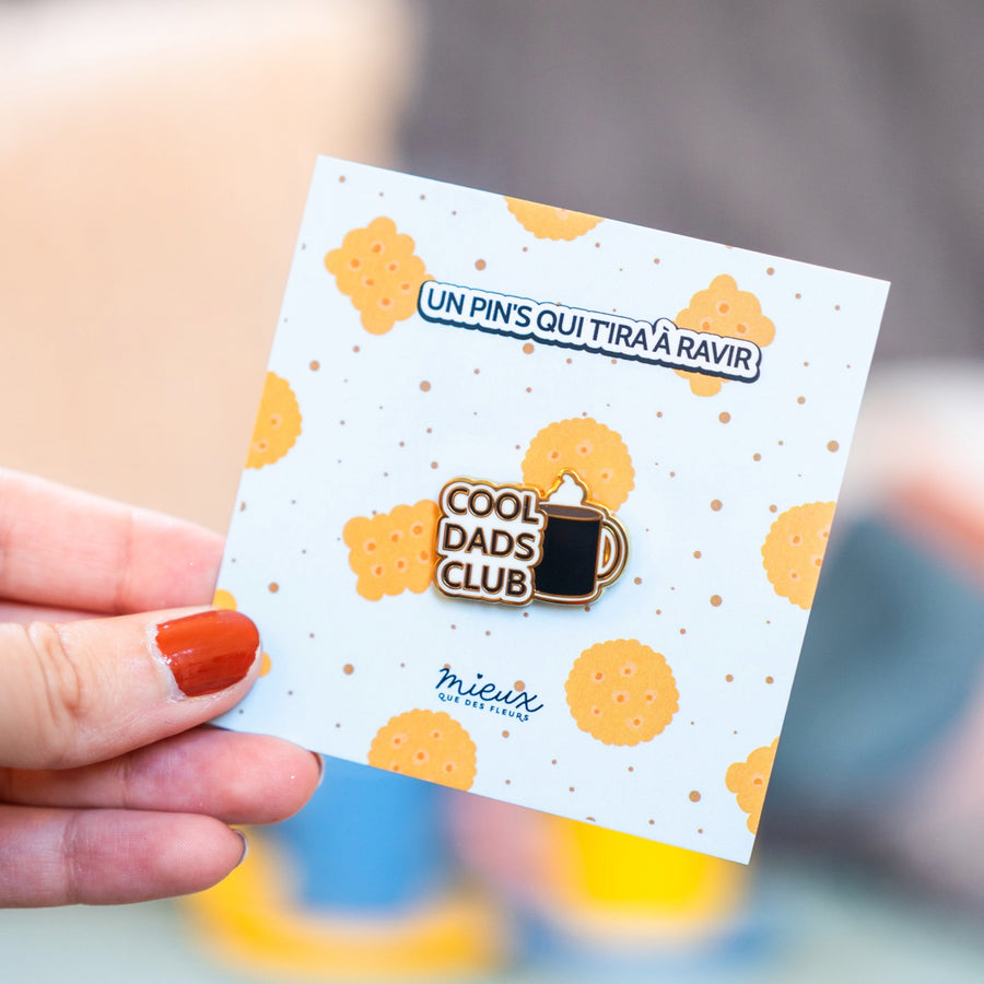 Pin's Cool Dads Club avec tasse de café en gros plan