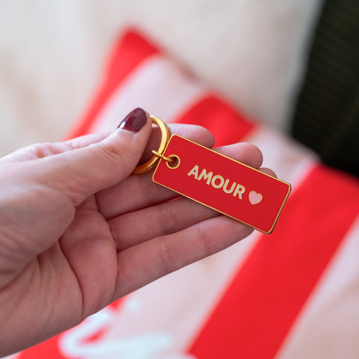 Porte-clé en forme de cœur, brillance sous un éclairage doux.