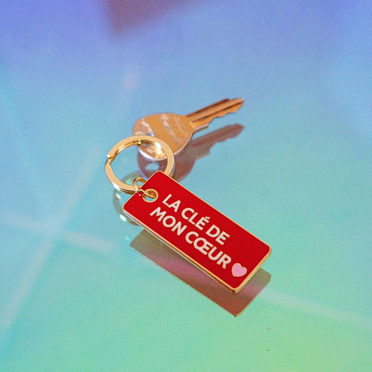 Porte-clés en métal avec inscription romantique en gros plan.