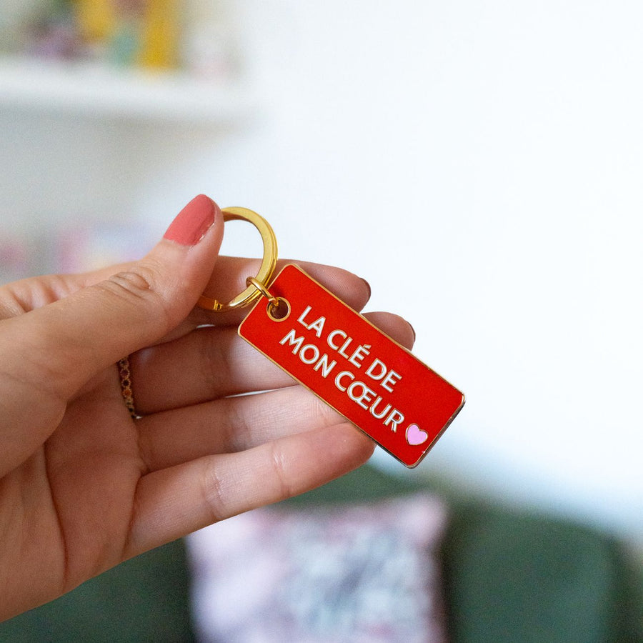 Porte-clés en métal en forme de cœur avec inscription romantique.
