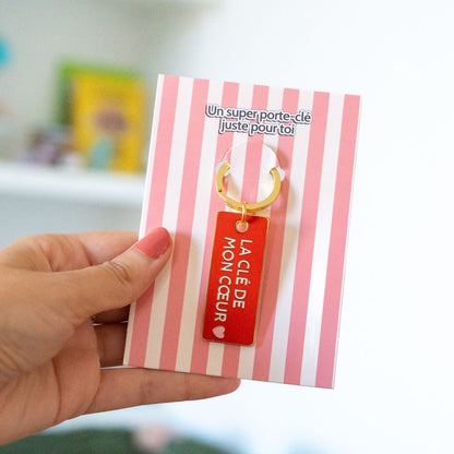 Porte-clés en métal avec inscription romantique en gros plan.