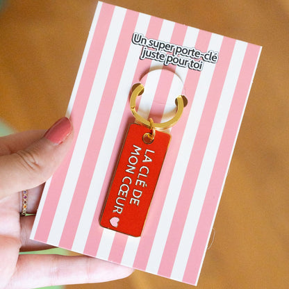 Porte-clés en métal en forme de cœur, détail gravé romantique.