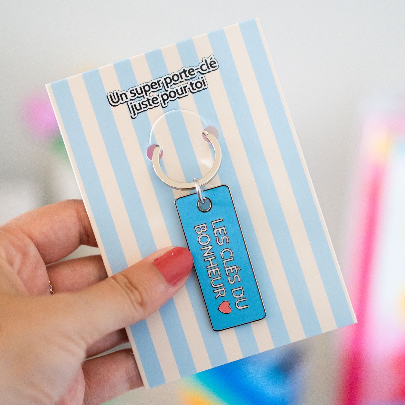 Porte-clés en métal avec inscription inspirante sur fond clair.