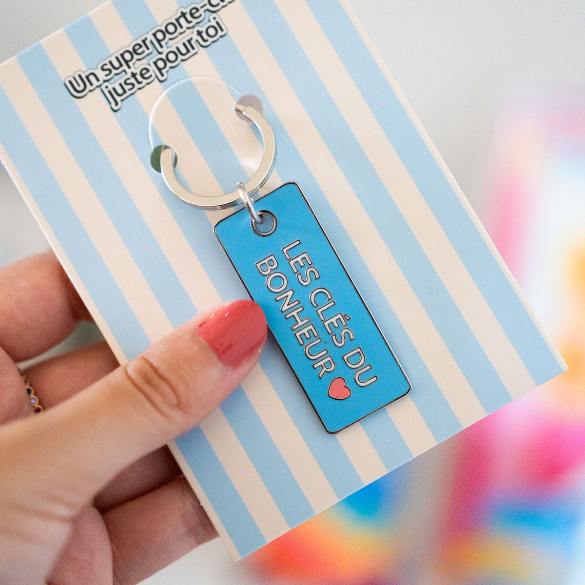 Porte-clés en métal avec inscription inspirante sur fond clair.