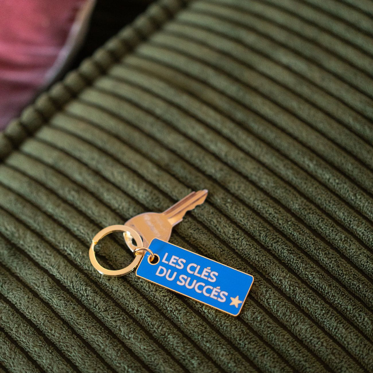 Porte-clé en métal avec inscription inspirante en gros plan.