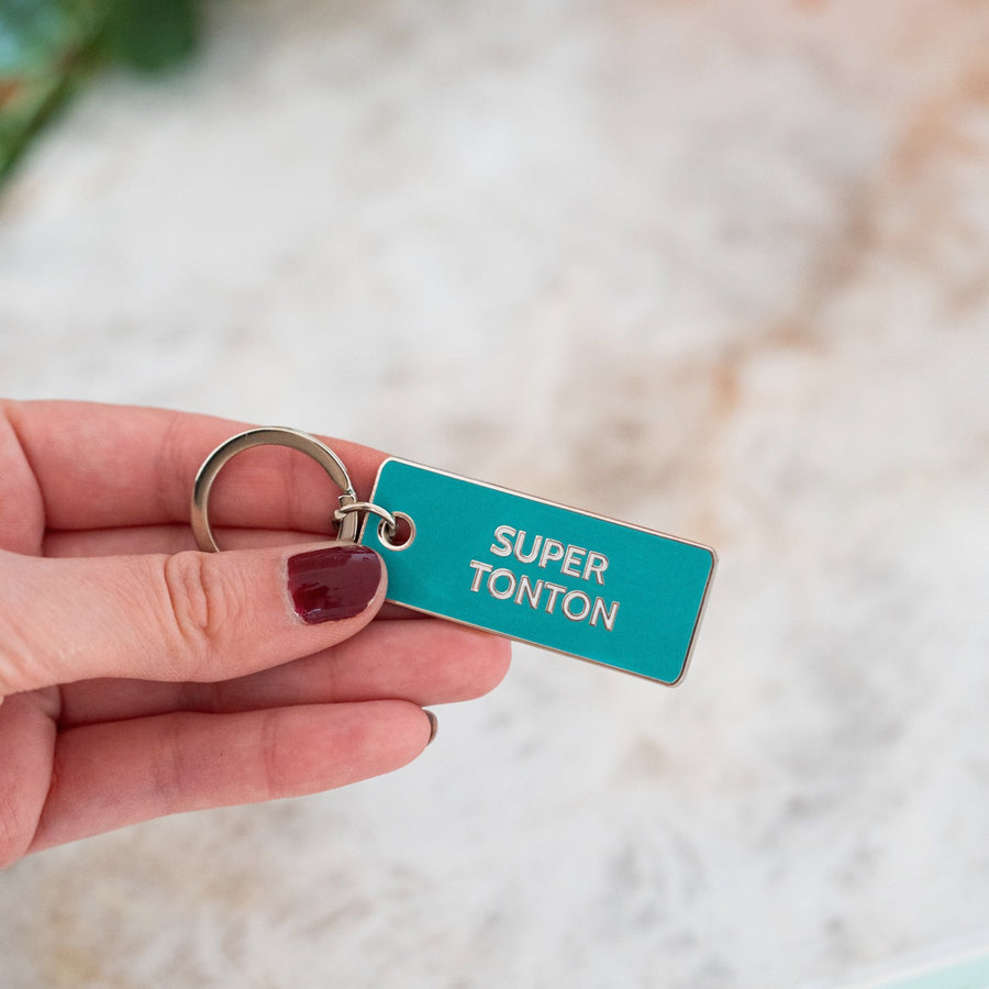 Porte-clé Super Tonton avec un clin d'œil amusant.