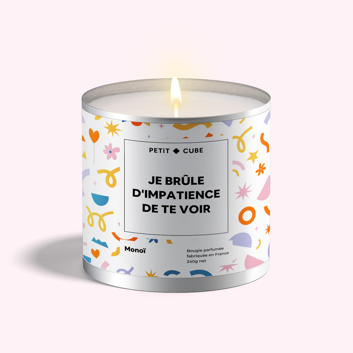 Bougie personnalisée avec motif élégant et couvercle en bois.