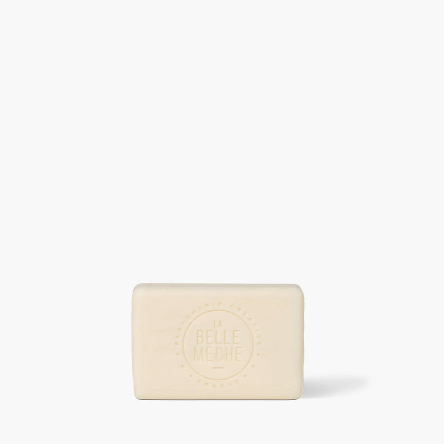 Savon au cèdre poivré avec texture marbrée et angles arrondis