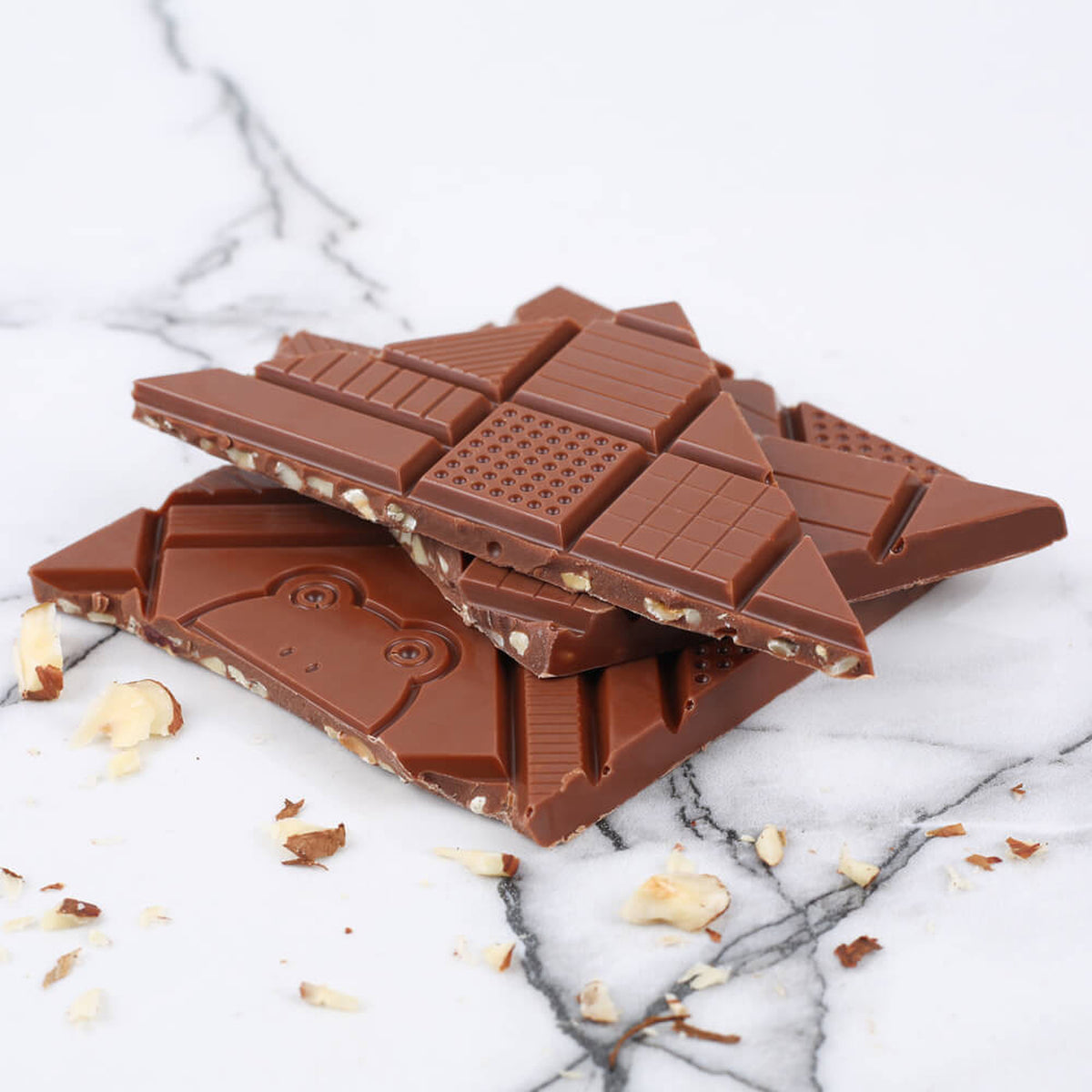 Tablette de chocolat au lait avec éclats de noisettes grillées