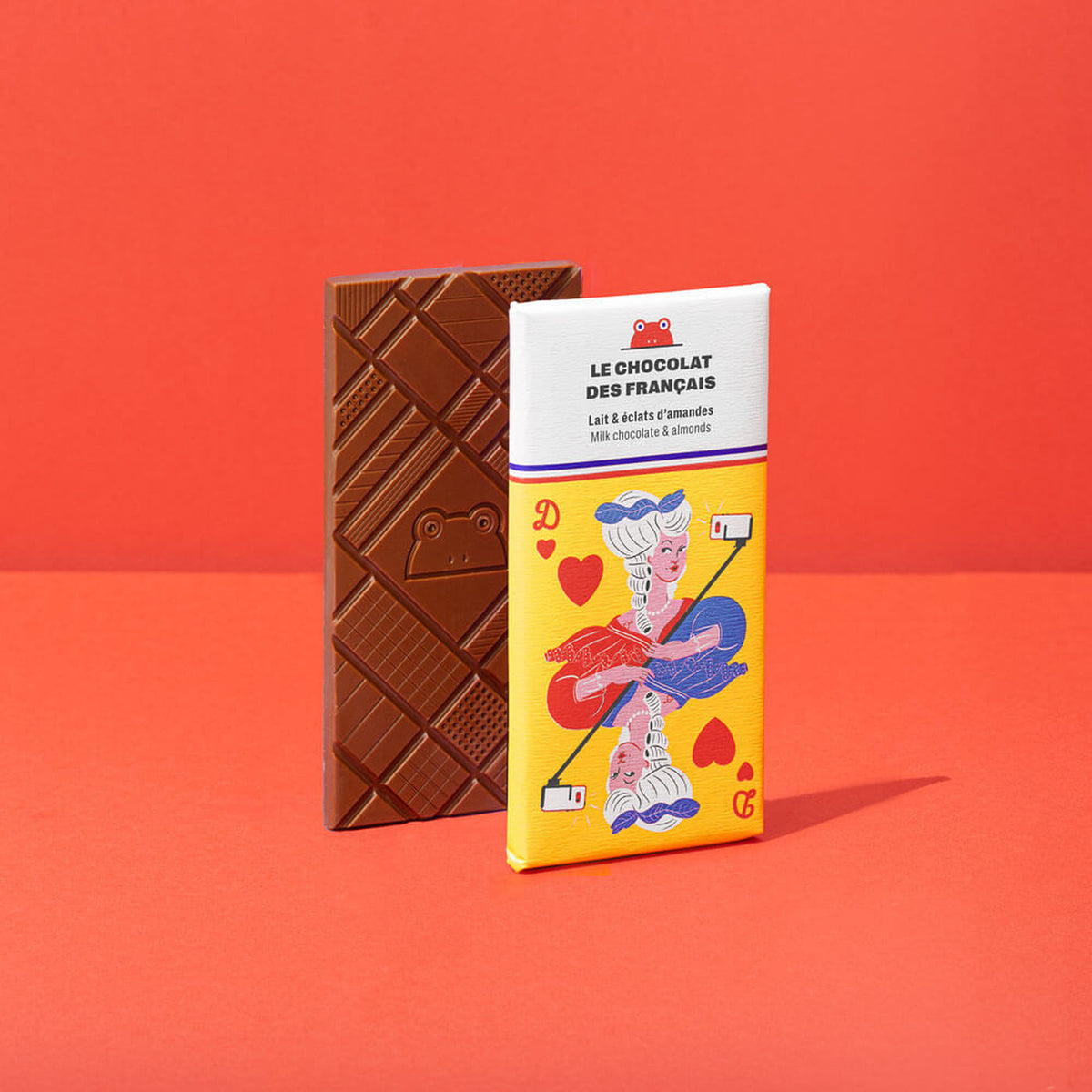 Tablette de chocolat au lait avec éclats d'amandes visibles