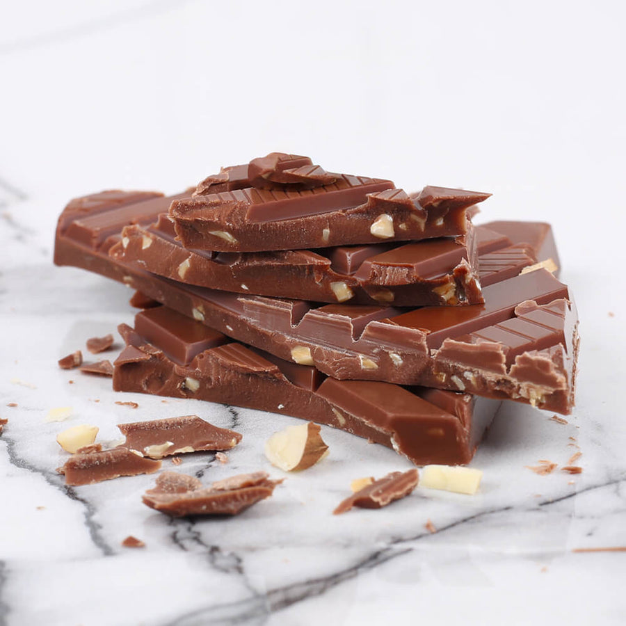 Tablette de chocolat au lait avec éclats d'amandes en gros plan