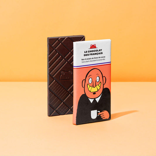 Tablette de chocolat noir avec éclats de fèves en gros plan