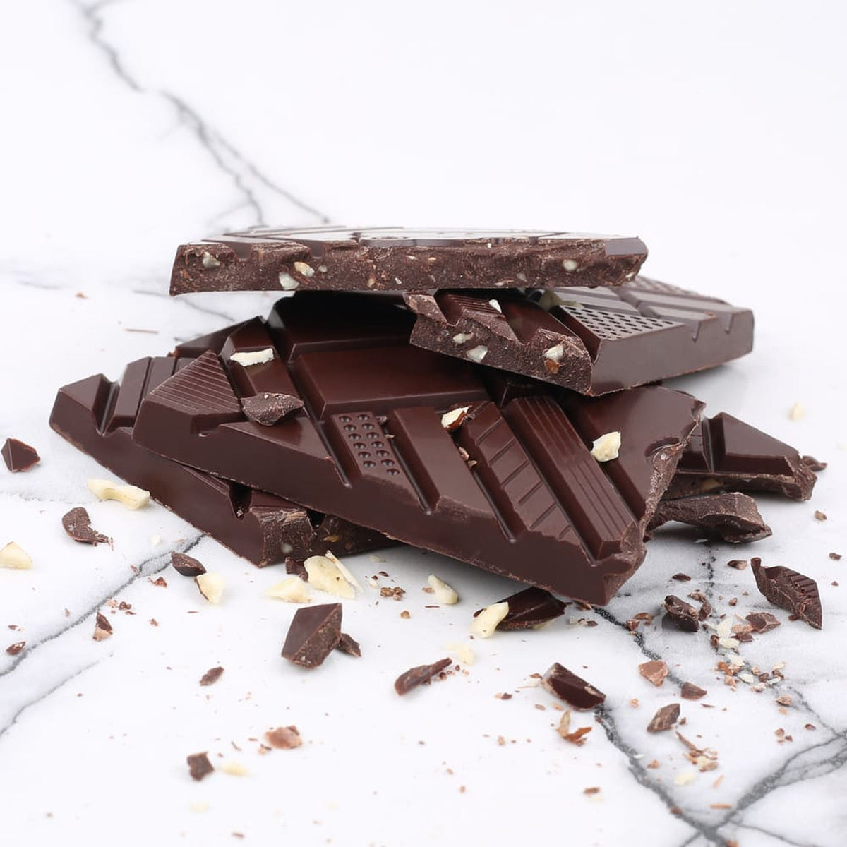 Tablette de chocolat noir avec éclats de fèves en gros plan