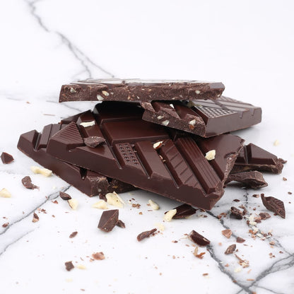 Tablette de chocolat noir avec éclats de fèves en gros plan